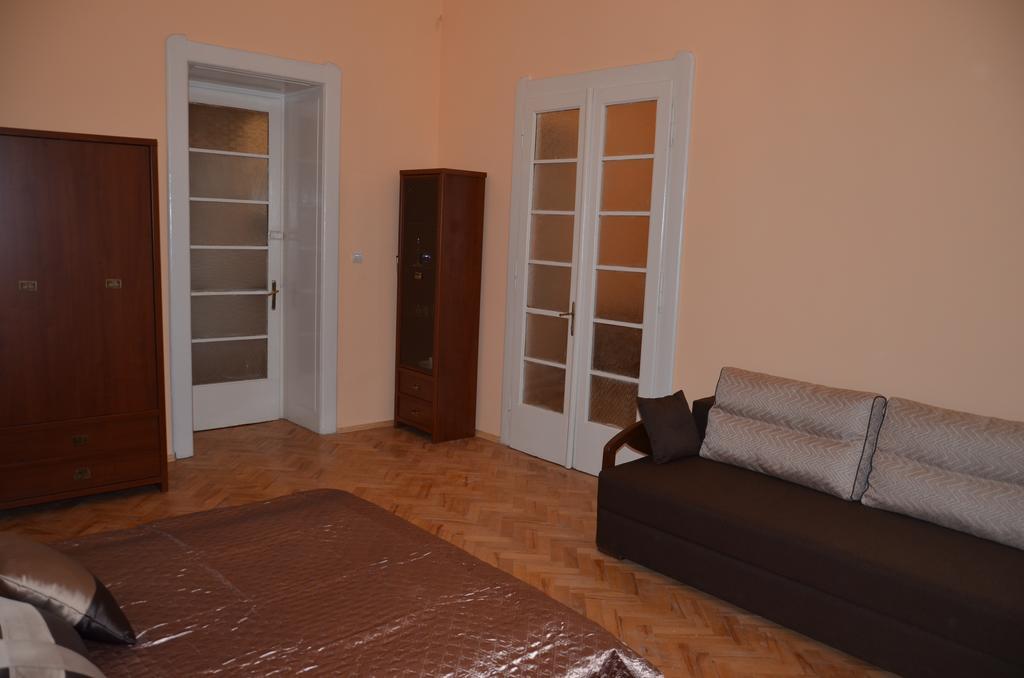 Apartment Viatores Лвив Екстериор снимка