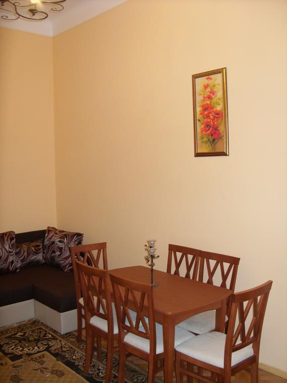 Apartment Viatores Лвив Стая снимка